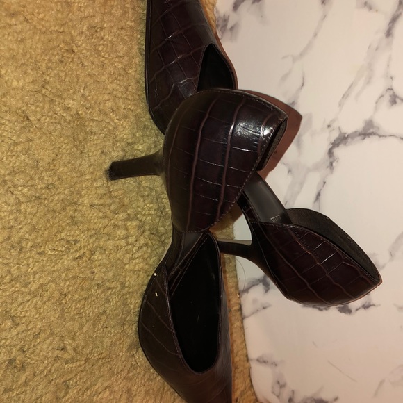 Pointy toed brown alligator  heels - Picture 2 of 7